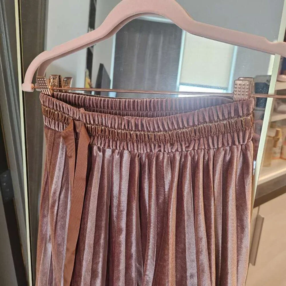 Sincethen Plum Pink Velvet Pleated Midi Skirt with elastic waistband Size S